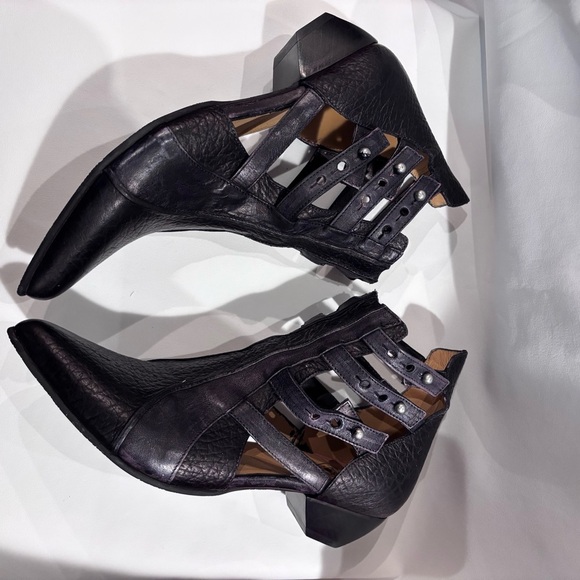 FLUEVOG TRUTH BEKKIE Sz 6 Black Strappy Leather Ankle Boots 1.5” Heel Pointy Toe - Picture 13 of 16